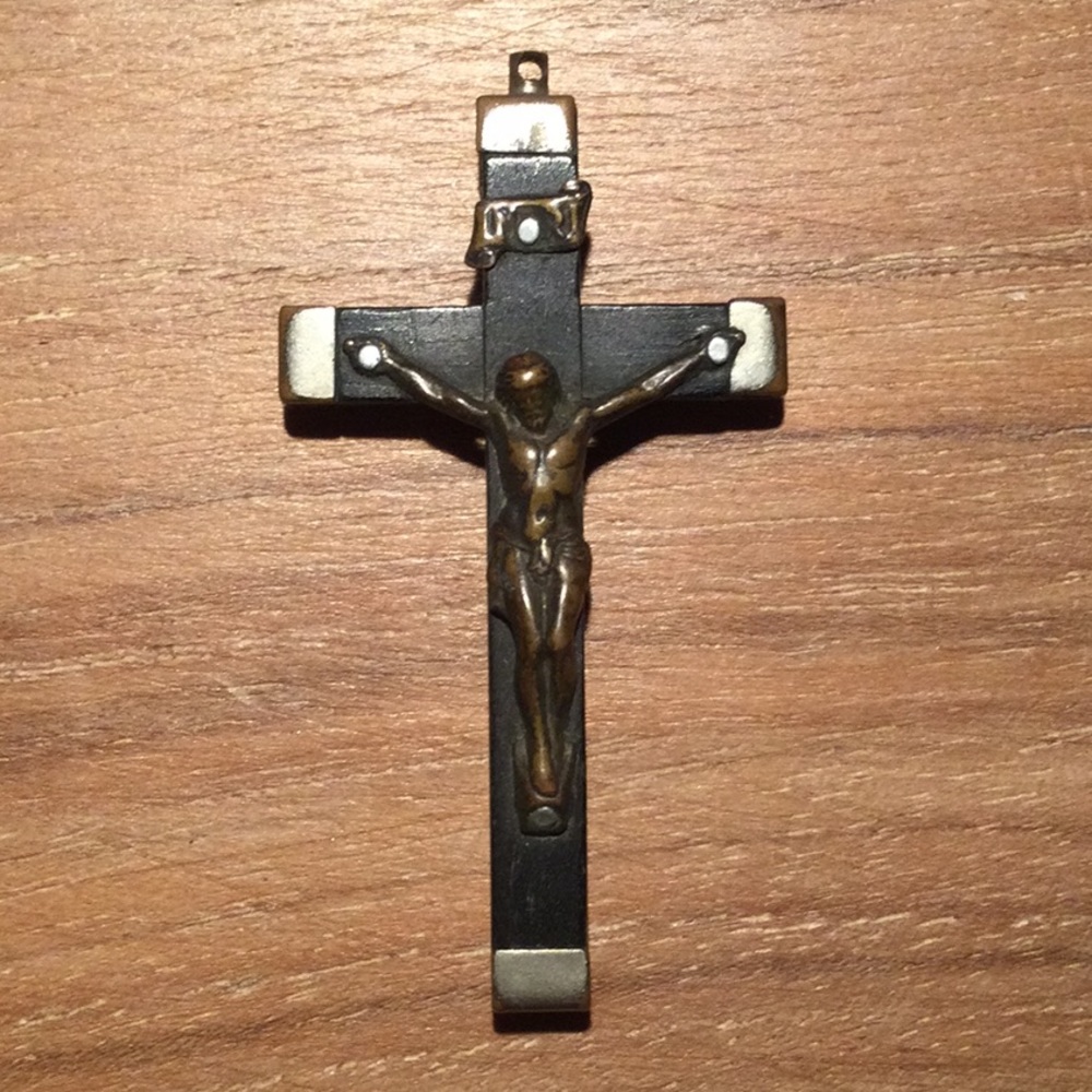 VINTAGE CRUCIFIX CROSS PENDANT